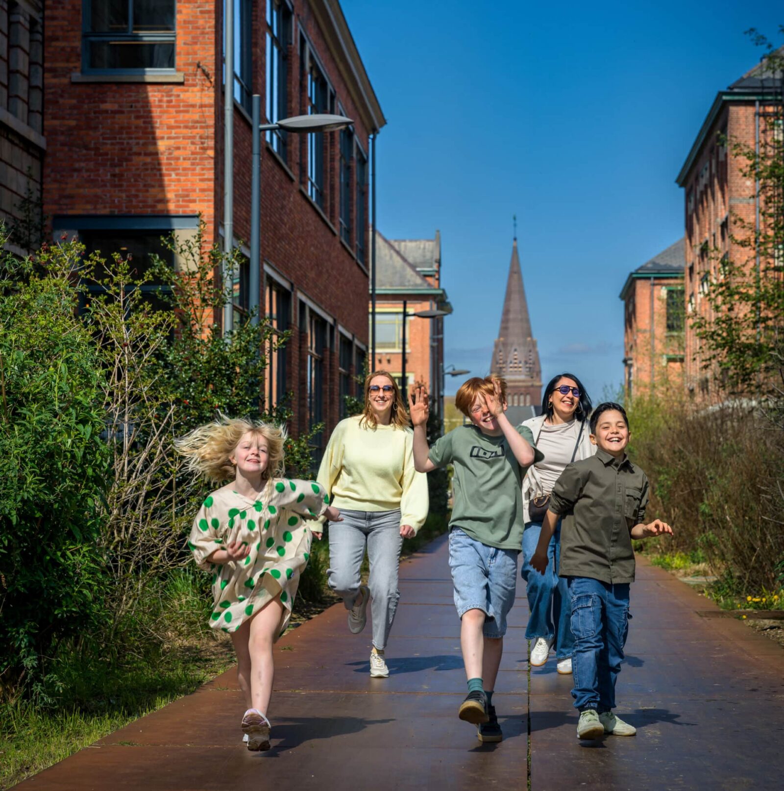 Het cortenstalen pad op be-MINE vormt een mooie wandelboulevard die je dwars door de historische site loodst.